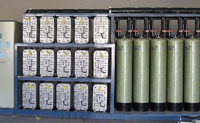 半導(dǎo)體、集成電路芯片及封裝、液晶顯示、高精度線路板、光電器件、各種電子器件、微電子工業(yè)、大規(guī)模、超大規(guī)模集成電路需用大量的純水、高純水、超純水清洗半成品、成品。集成電路的集成度越高，線寬越窄，對水質(zhì)的要求也越高。目前我國電子工業(yè)部把電子級水質(zhì)技術(shù)分為五個行業(yè)等級，分別為18MΩ.cm、15MΩ.cm、10MΩ.cm、2MΩ.c