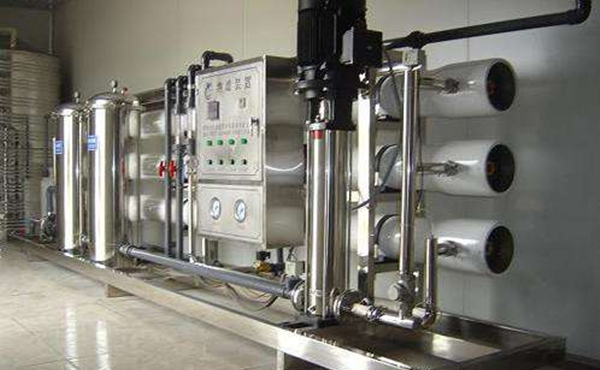 紙工業(yè)是與國民經(jīng)濟發(fā)展息息相關(guān)的重要產(chǎn)業(yè)，還是一個工藝復(fù)雜資源消耗量大產(chǎn)生污染物多的工業(yè)，所以在水質(zhì)上不能忽視。需要采用工業(yè)純水設(shè)備，根據(jù)需求采用一級工業(yè)純水設(shè)備和二級工業(yè)純水設(shè)備制取的純水來生產(chǎn)。