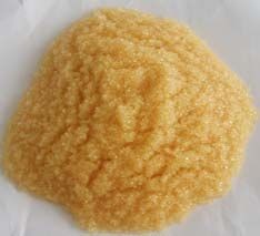 軟化樹脂是專用于軟化硬水的一種專用樹脂，通過離子交換技術(shù)，使水的硬度小于50 mg/L(CaCO3)。離子交換是一種特殊的動態(tài)吸附過程，一般是由不溶于水的離子交換劑在電解質(zhì)溶液中進(jìn)行，這種離子交換劑即為離子交換樹脂。