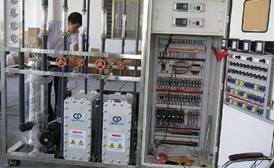       去離子水設(shè)備盡可能地減少各級的污染，延長設(shè)備的使用壽命、降低操作人員的維護工作量。在工藝設(shè)計上，上海去離子水設(shè)備取市政自來水為源水，流經(jīng)介質(zhì)過濾器，活性碳過濾器，鈉離子