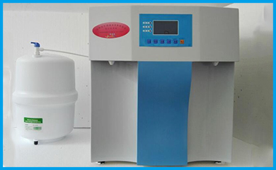 宏森環(huán)保實驗室去離子水機設(shè)備采用先進的反滲透技術(shù)，通過反滲透膜的優(yōu)化可以去除98%左右的離子，然后再由樹脂進行脫鹽，以保證出水的穩(wěn)定，滿足客戶需求。